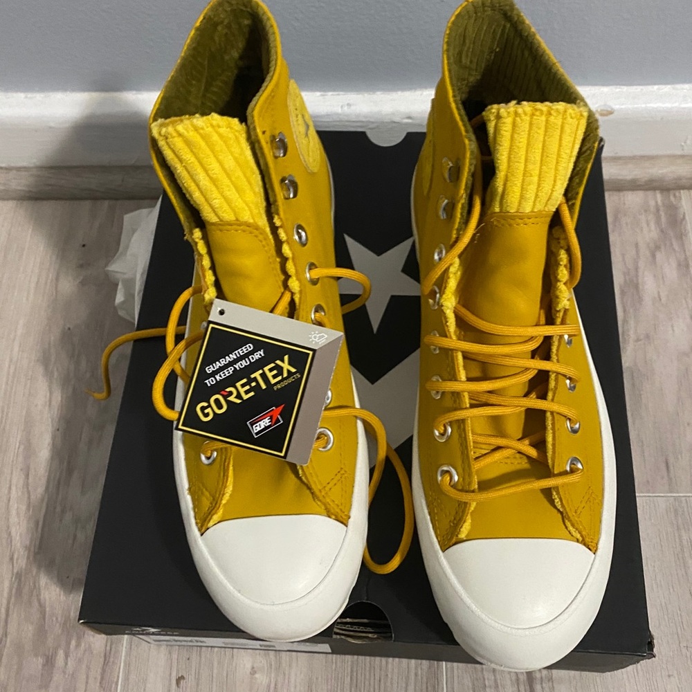 Yellow goretex boot